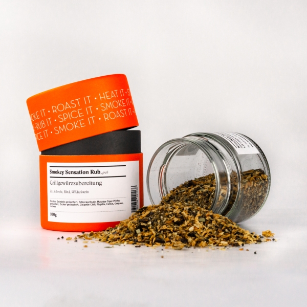 Smokey Sensation Rub, grob – offenes Gewürzglas mit Gewürzdose daneben