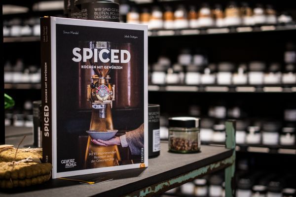 Das "SPICED" Kochbuch präsentiert auf einem Regal