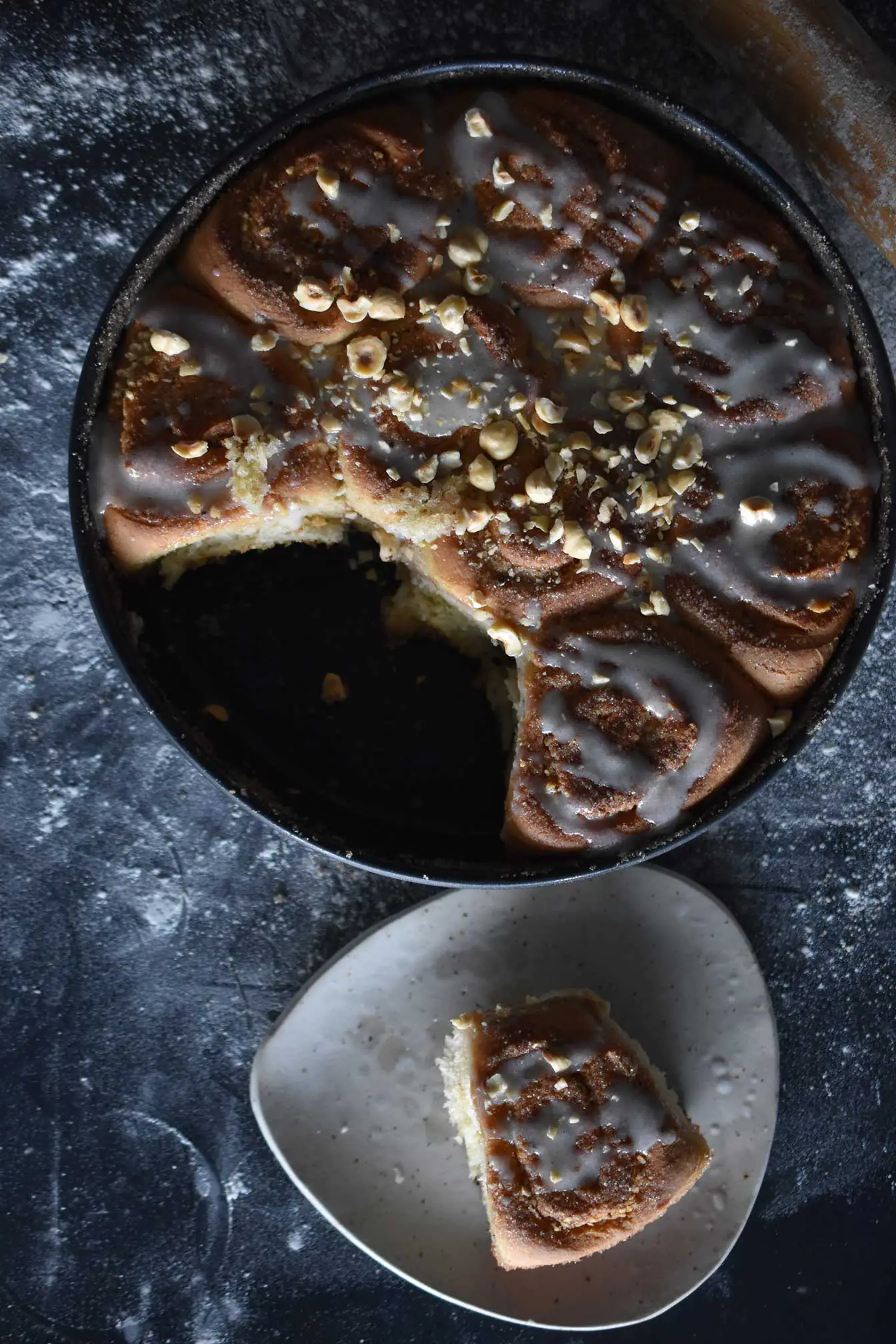 Zimtschnecken  Haselnuss  Kaiserschmarrnzucker