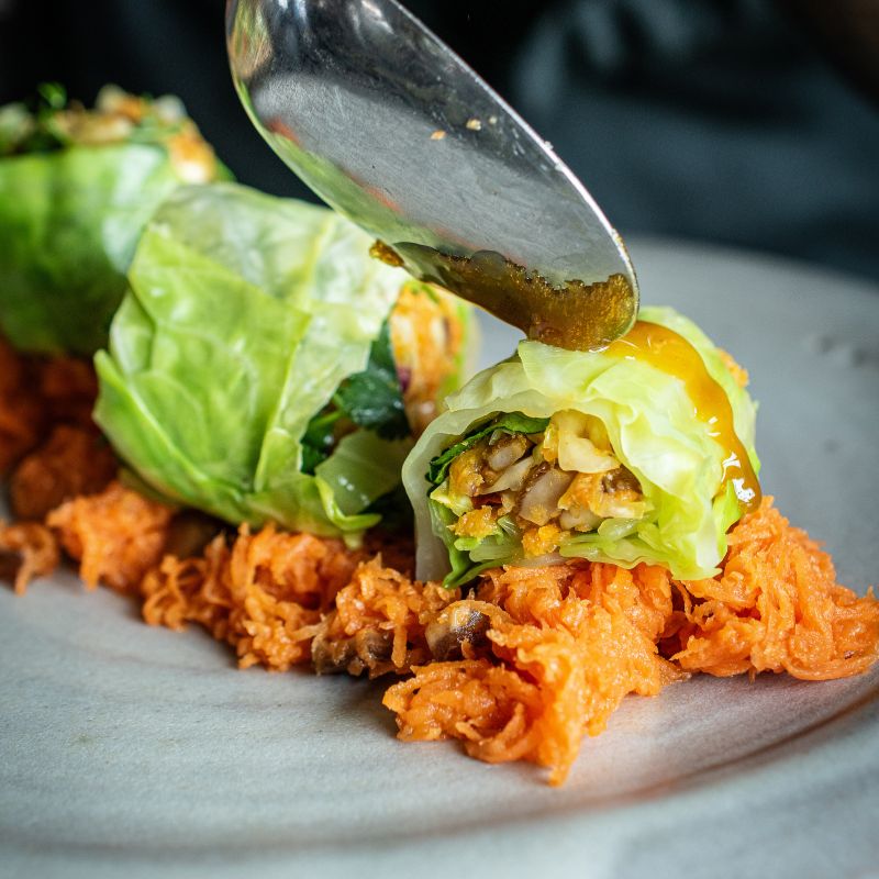 Gefüllte Kohlroulade mit Gemüse und Nüssen, angerichtet auf Karottenpüree, verfeinert mit Orient Curry der Gewürzmühle Rosenheim