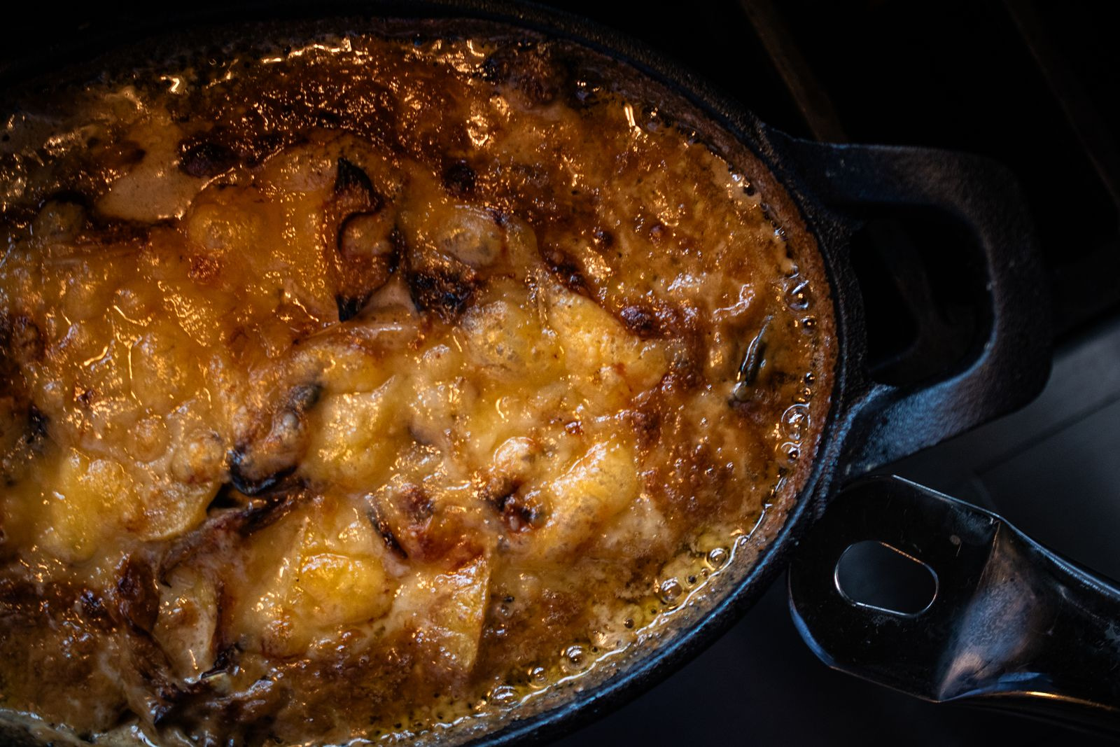 Blubberndes Kartoffelgratin mit Zwiebeln und Comté in gusseiserner Pfanne von Gewürzmühle Rosenheim