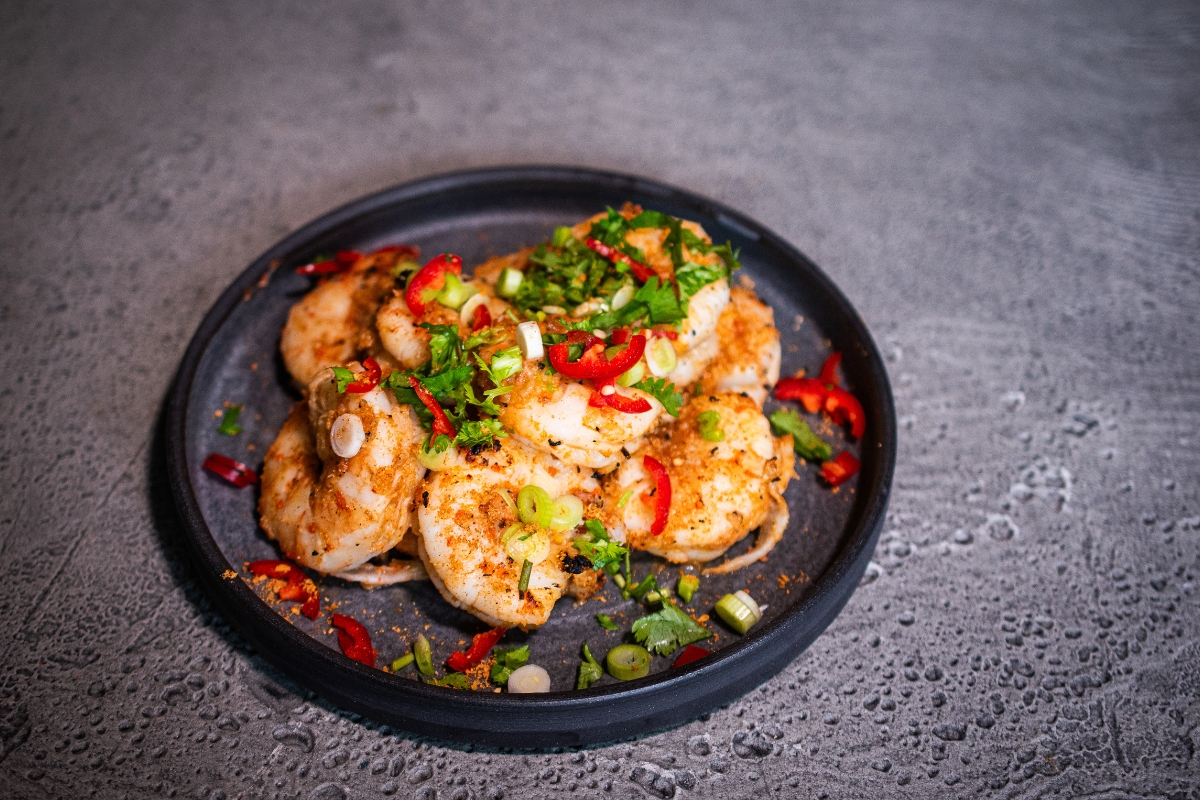 Ananas Teriyaki Garnelen Ananas Teriyaki Garnelen auf einem Teller serviert und von oben fotografiert