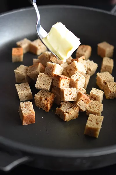 Grüne Erbsensuppe | Pfeffercroutons | Petersilienwurzel