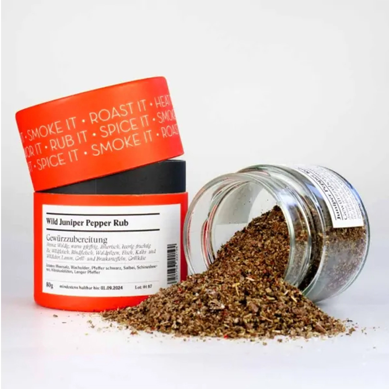 Wild Juniper Pepper Rub juniper pepper rub – offenes Gewürzglas mit oranger Gewürzdose daneben