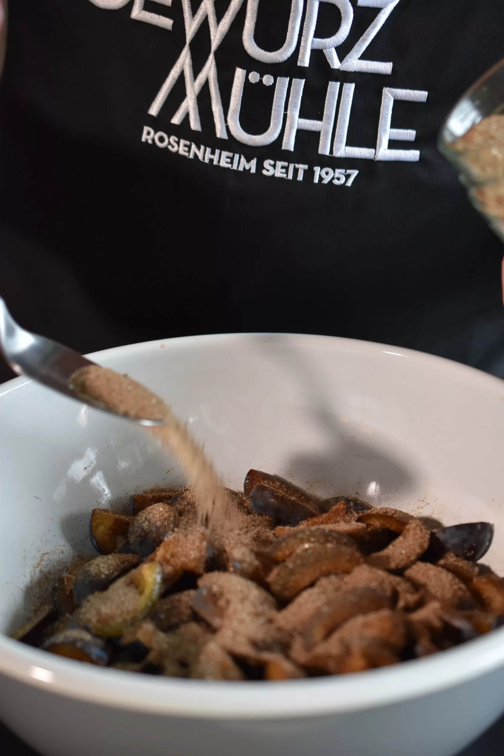 Zwetschgen-Crumble mit Kaiserschmarrnzucker und Haselnüssen Zwetschgen-Crumble mit Kaiserschmarrnzucker und Haselnüssen