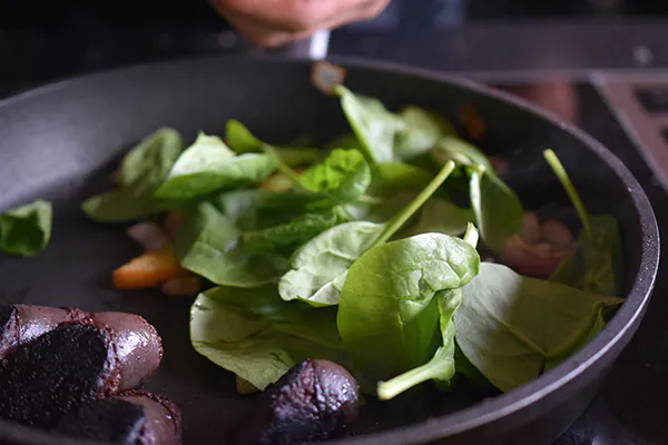 Gebratene Boudin Noir | Spinat | Hibiskusblütensalz Gebratene Boudin Noir | Spinat | Hibiskusblütensalz