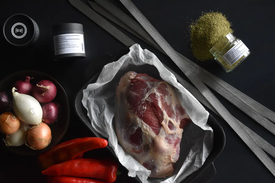 Lamm-Hackspiesse | Grillgemüse-Salat | Pitabrot