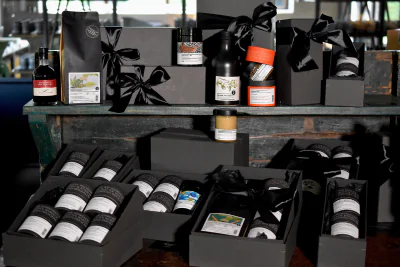Mehrere Geschenkboxen mit Gewürzdosen