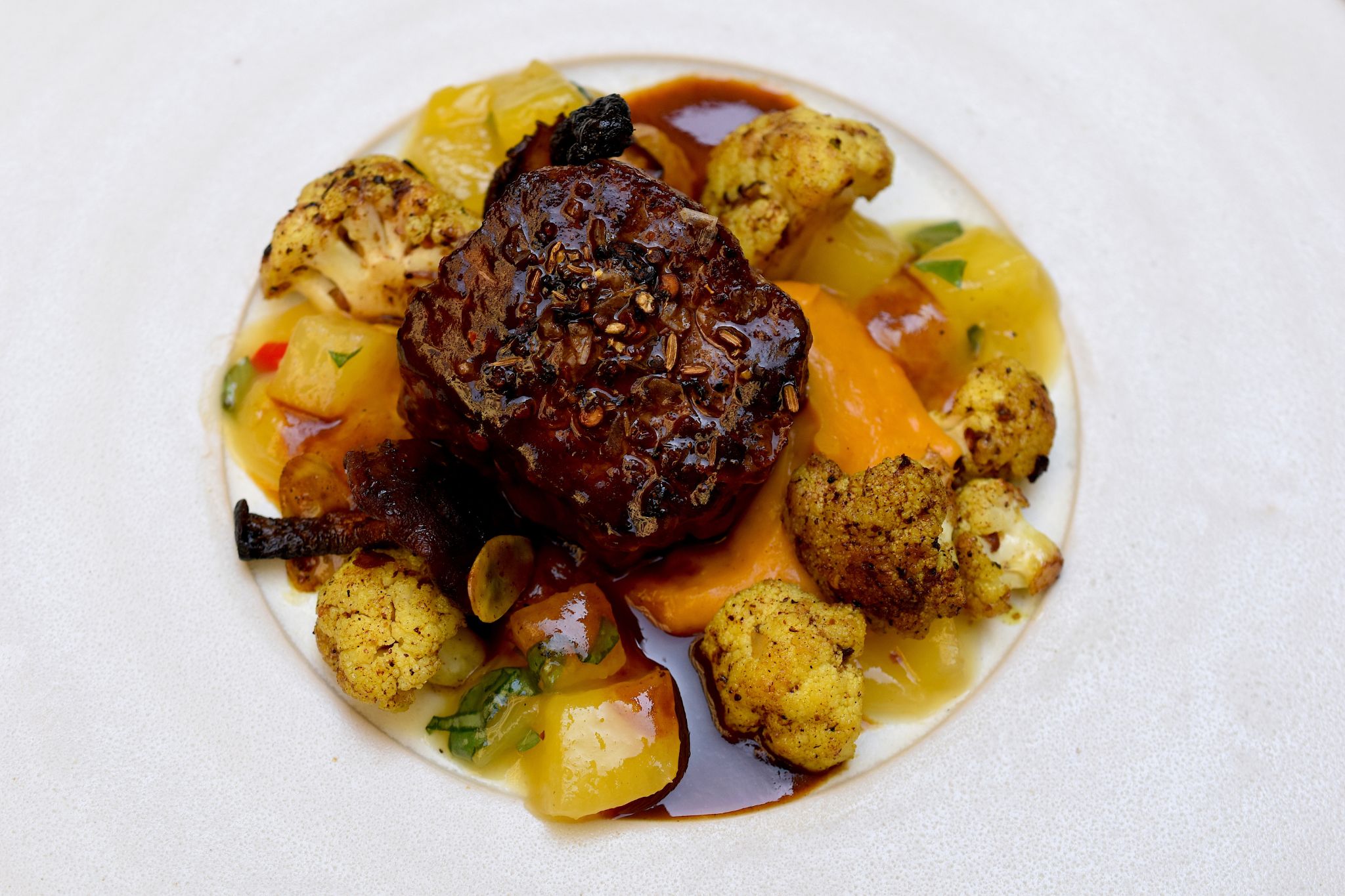 Nahaufnahme von Rinderfilet mit Suesskartoffelcreme und Chutney