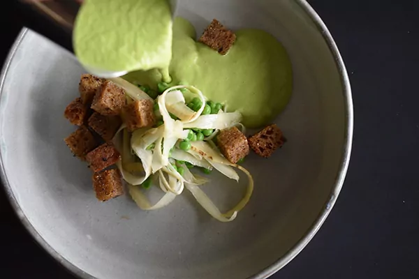 Grüne Erbsensuppe | Pfeffercroutons | Petersilienwurzel