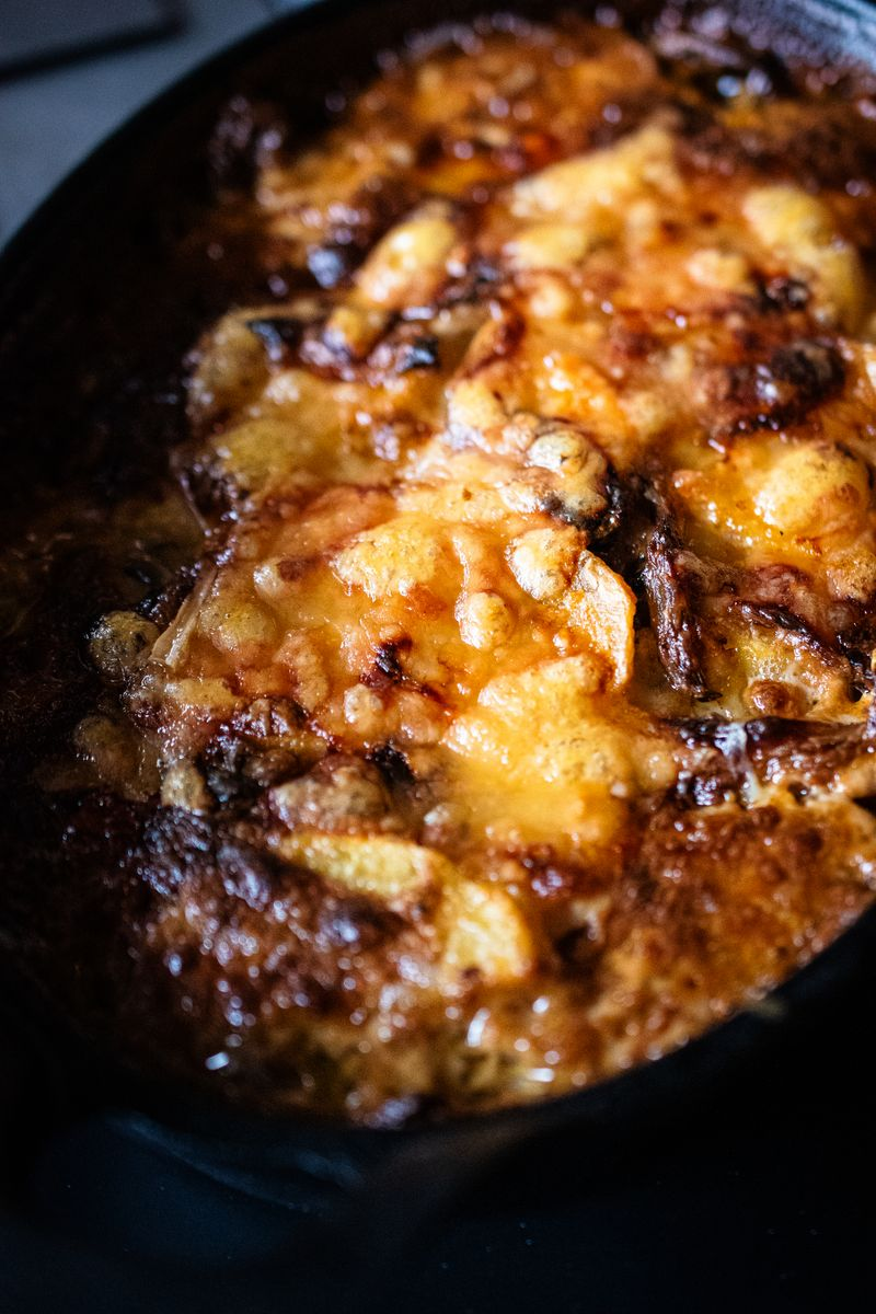 Goldbraunes Kartoffelgratin mit Zwiebeln und Comté in gusseiserner Pfanne von Gewürzmühle Rosenheim