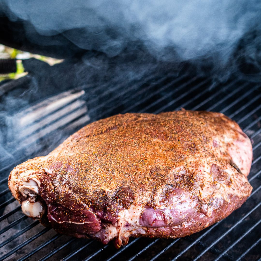 Classic Roast Rub Wildschweinkeule ganz auf Grill mit Marinade und Classic Roast Rub