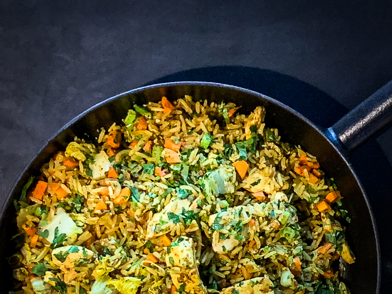 Eine Pfanne gefüllt mit Nasi Goreng