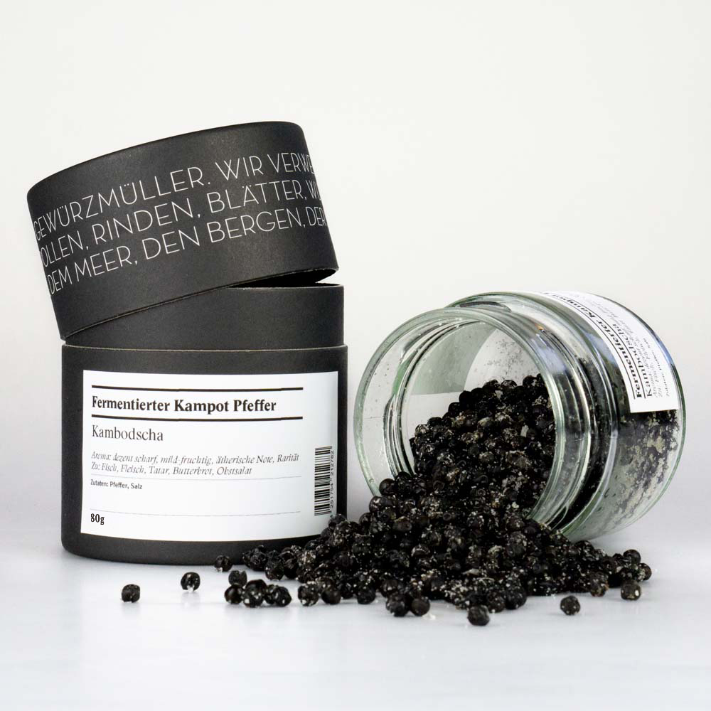 Fermentierter Kampot Pfeffer – offenes Gewürzglas mit Gewürzdose daneben