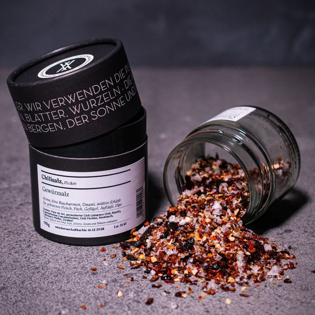 Chilisalz – offenes Gewürzglas mit Gewürzdose daneben