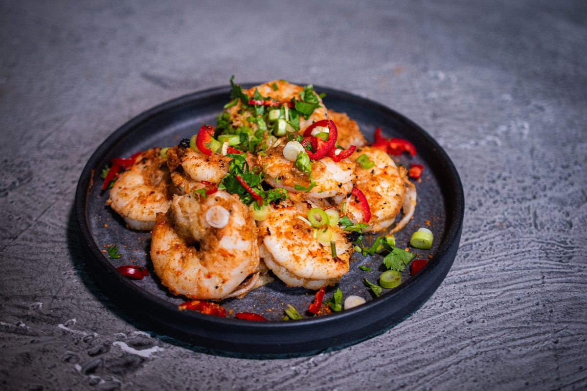 Ananas Teriyaki Garnelen Ananas Teriyaki Garnelen auf einem Teller serviert und von oben fotografiert