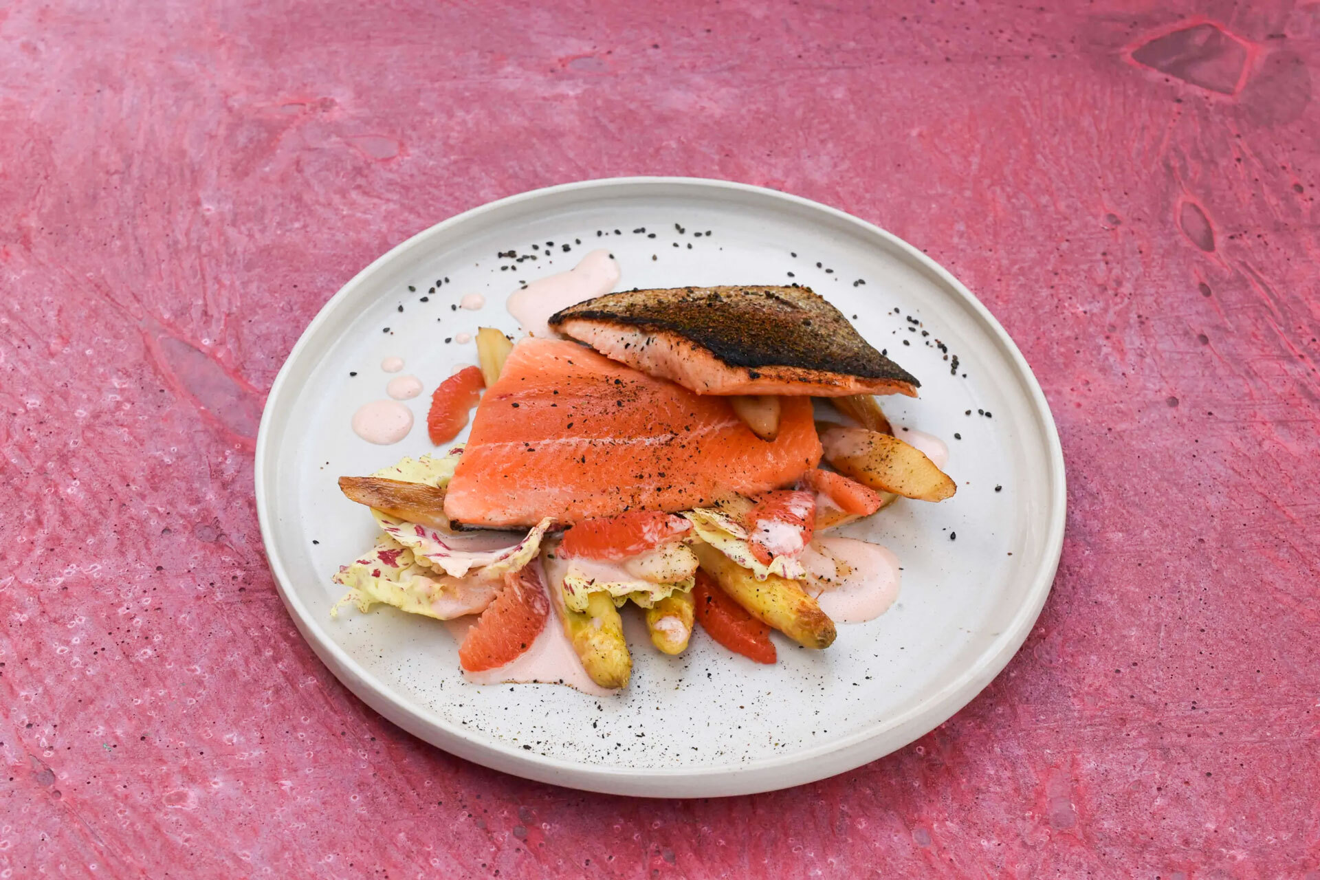 Gebratene Lachsforelle | Spargelsalat | Grapefruit-Cassis-Dressing