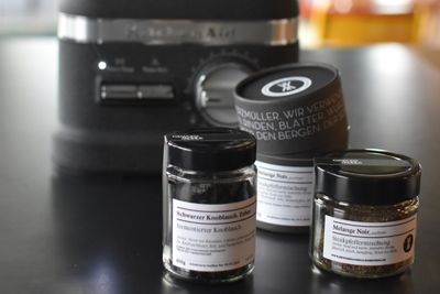 schwarzer knoblauch gläser