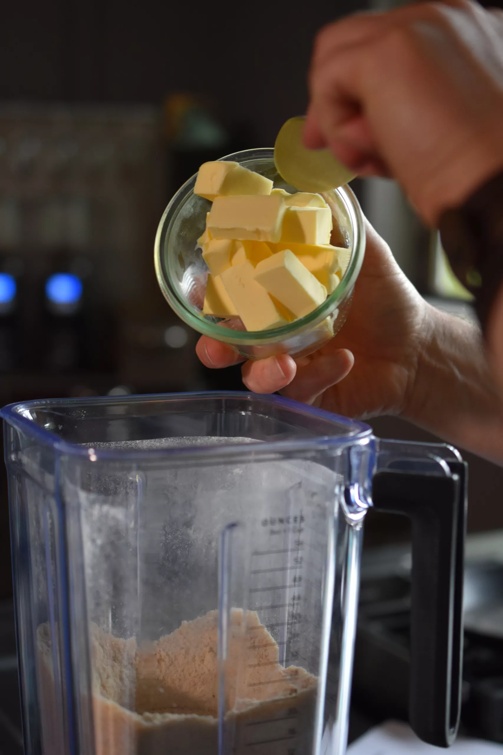 Zwetschgen-Crumble mit Kaiserschmarrnzucker und Haselnüssen Zwetschgen-Crumble mit Kaiserschmarrnzucker und Haselnüssen