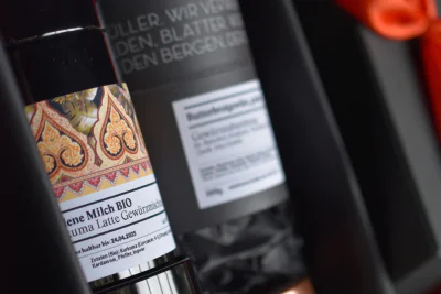 Zwei Gewürzdosen in einer offenen Geschenkbox