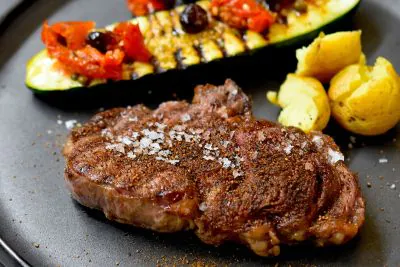 Steak auf einem Teller angerichtet