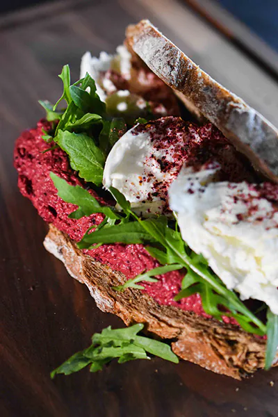 Purple Curry | Körnerbrot | Rote Beete Hummus | Büffelmozzarella