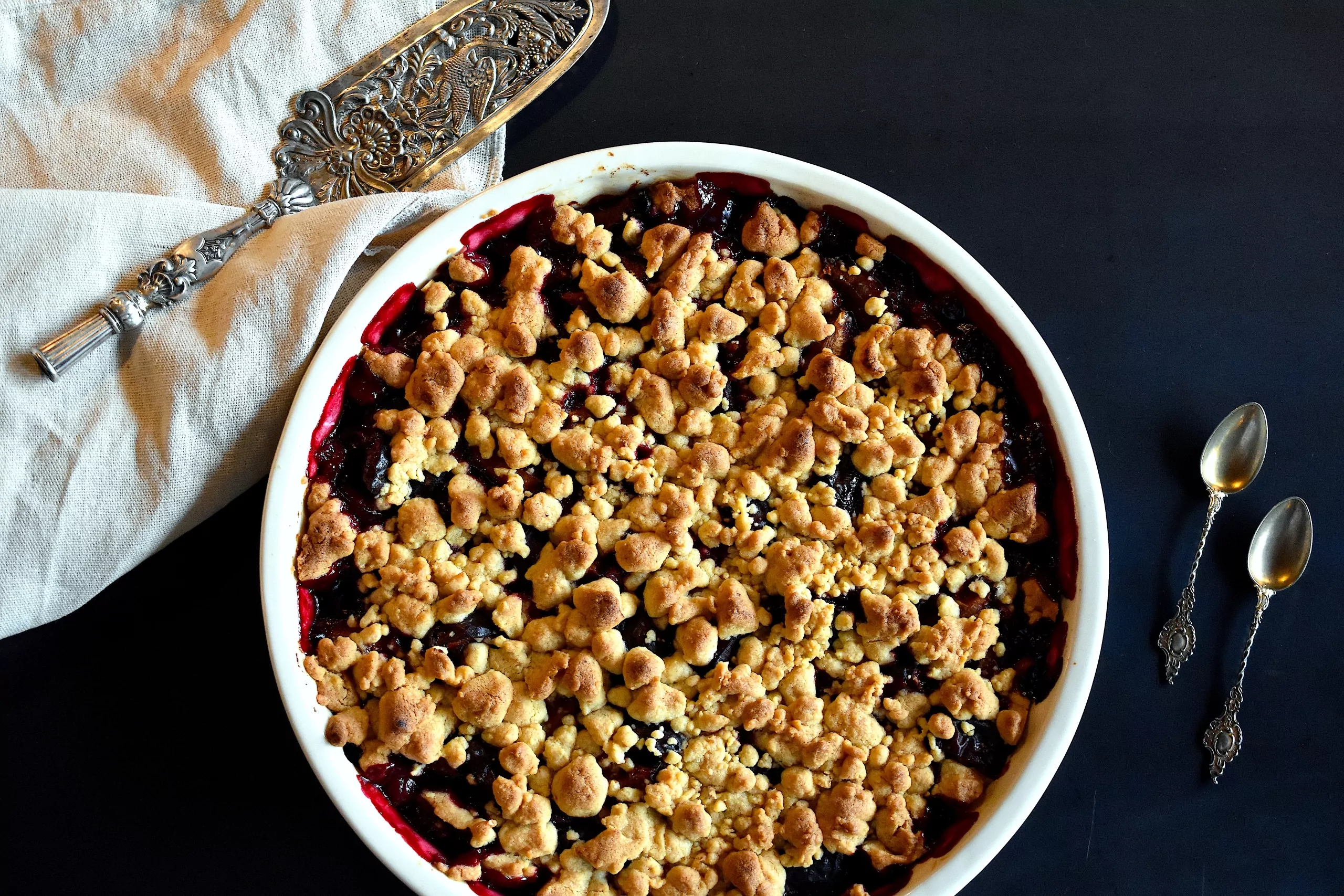 Zwetschgen-Crumble mit Kaiserschmarrnzucker und Haselnüssen Zwetschgen-Crumble mit Kaiserschmarrnzucker und Haselnüssen