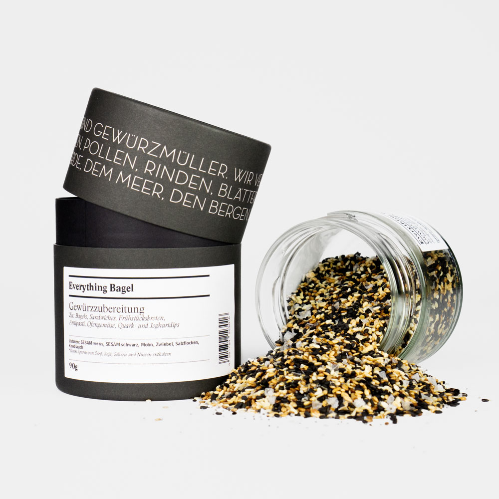 Everything Bagel Gewürzmischung – offenes Gewürzglas mit Gewürzdose daneben