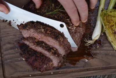 Steakfleisch wird aufgeschnitten