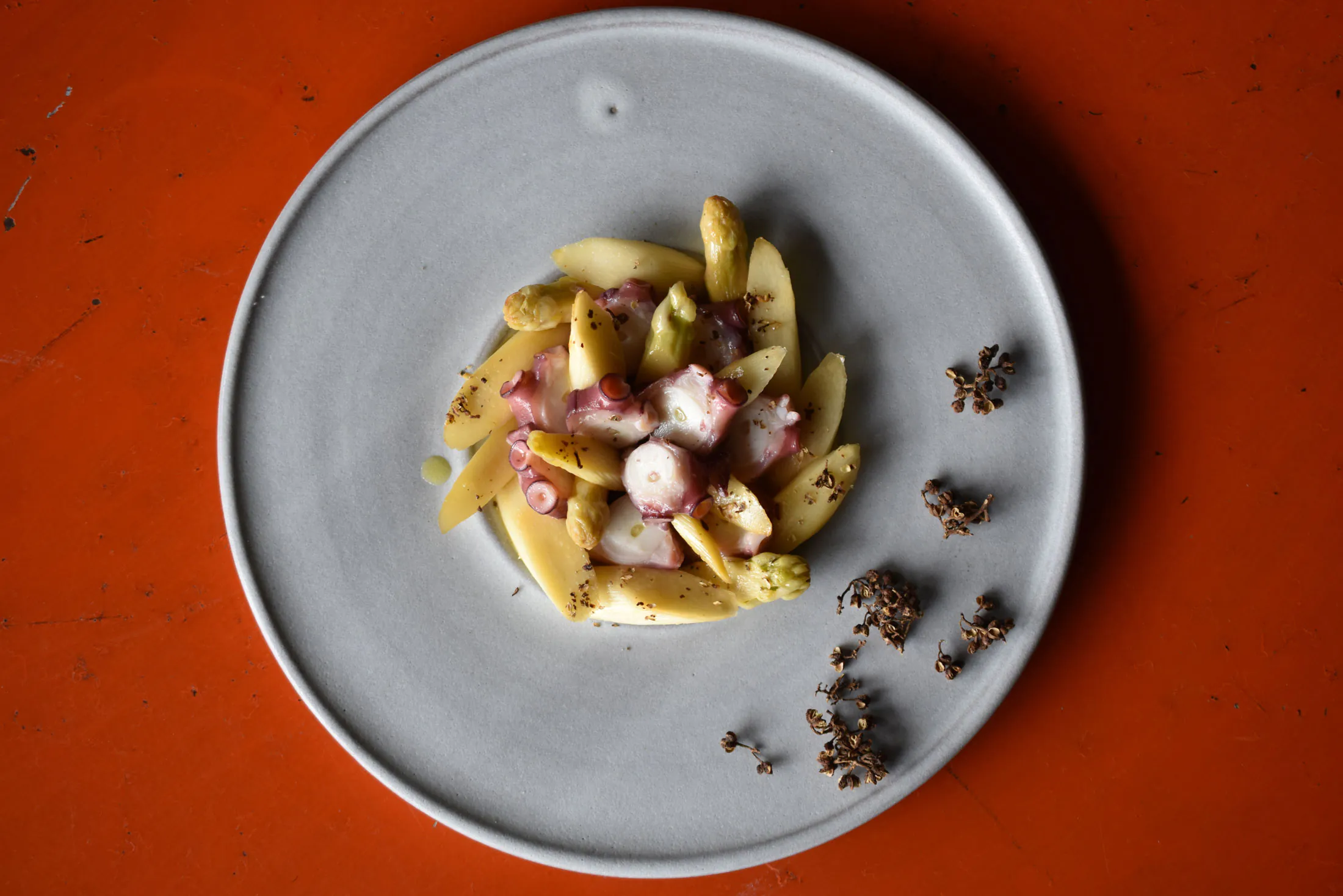 Spargelsalat | Pulpo | Andaliman Pfeffer