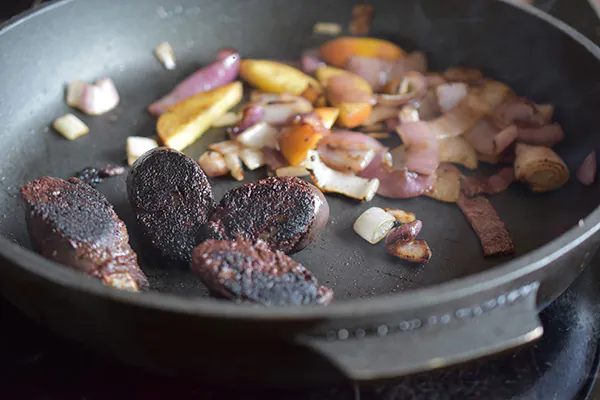 Gebratene Boudin Noir | Spinat | Hibiskusblütensalz Gebratene Boudin Noir | Spinat | Hibiskusblütensalz