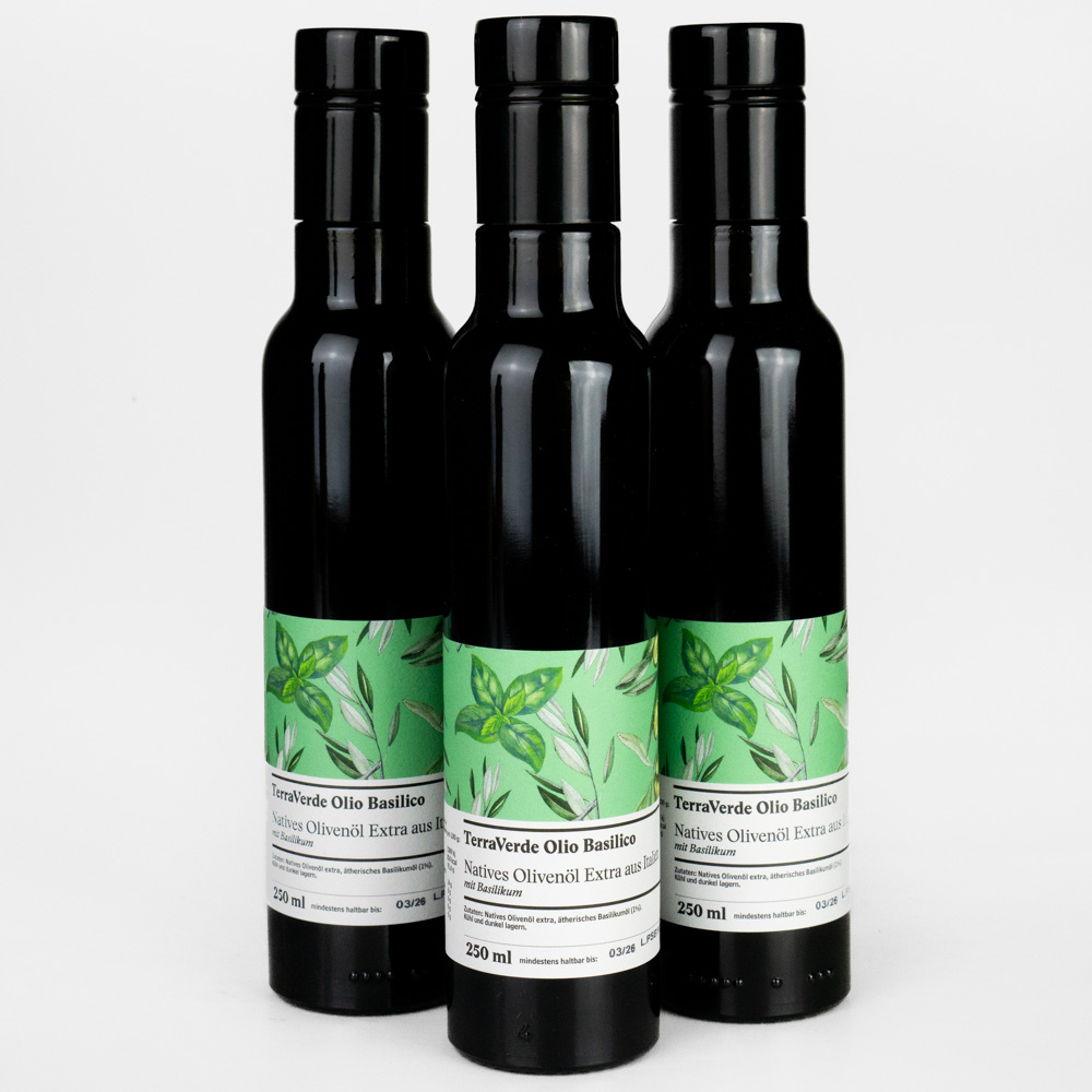 terraverde olio basilico 3er set - 3 Flaschen vor weißem Hintergrund