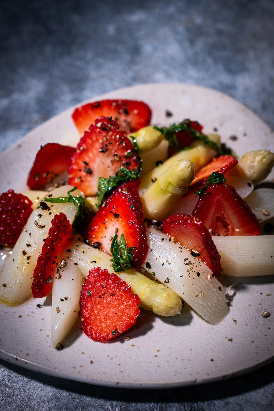 Weißer Spargel | Erdbeeren | Tellicherry Pfeffer
