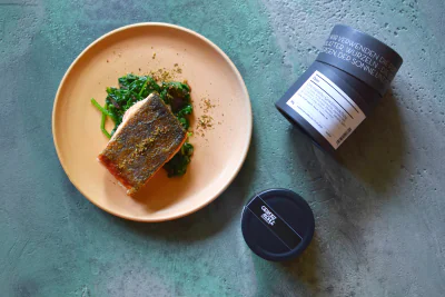 297-1 Ein Gericht mit Spinat und Fisch auf einem Teller, von oben fotografiert