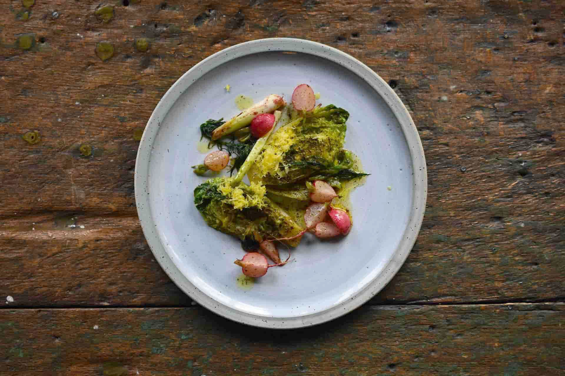 Geschmorte Salatherzen | Radieschen | Frühlingslauch | Vinaigrette