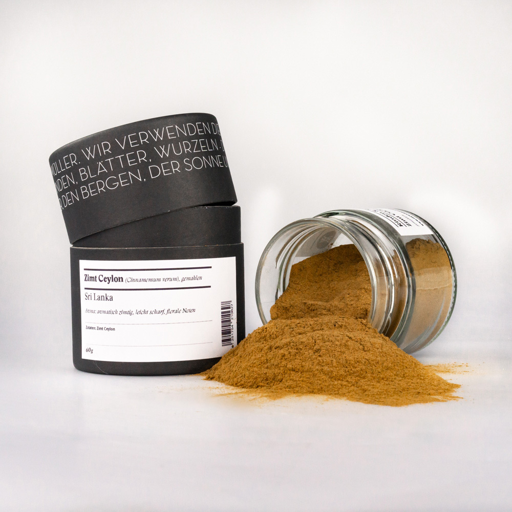 Zimt Ceylon, 60 g – offenes Gewürzglas mit Gewürzdose daneben