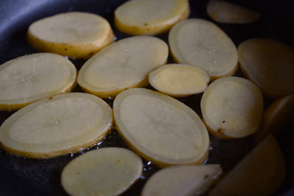 Kartoffelscheiben braten in Öl in einer Pfanne