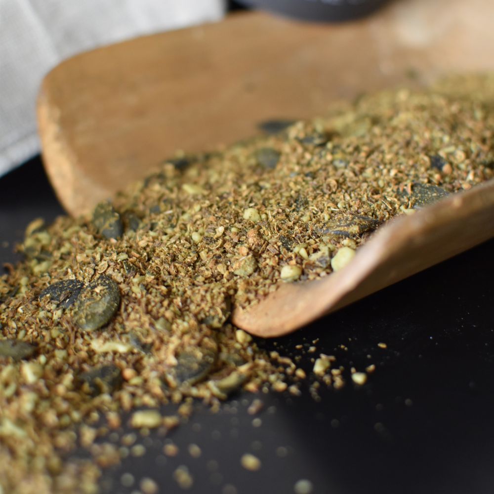 Brotgewürz Steirisch, geröstet Brotgewürz auf Gewürzschaufel Moodbild