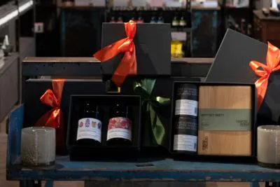 Zwei Geschenksets mit Gewürzen auf einem Tisch im Gewürzladen