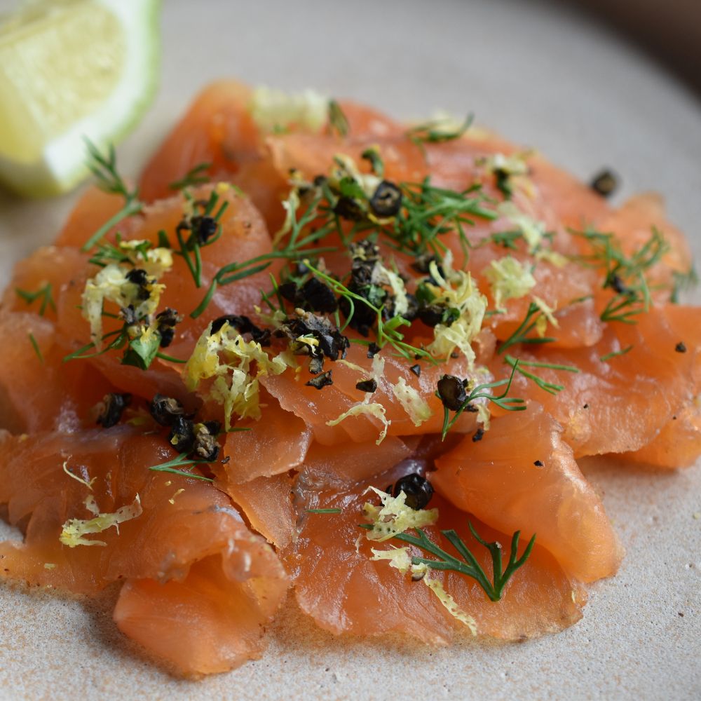 Fischgewürz mit Fisch auf Teller angerichtet