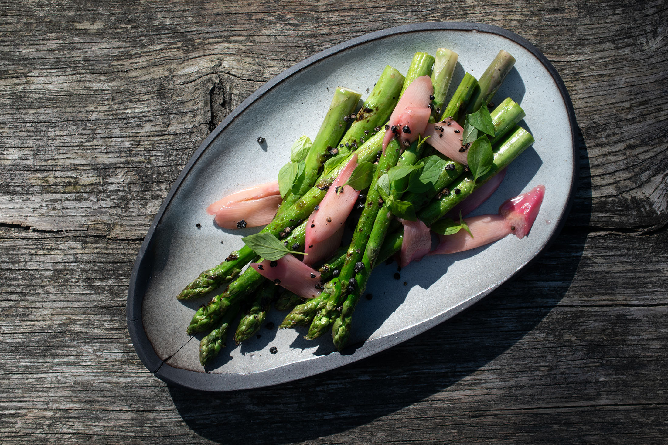 Gegrillter Spargel | Rhabarber | Fermentierter Kampot Pfeffer