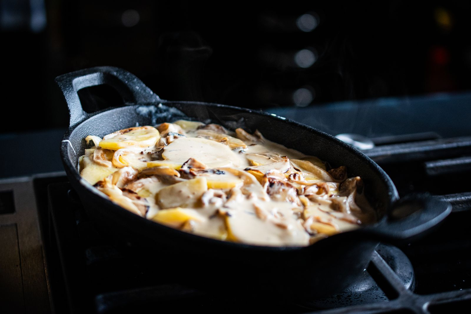 Kartoffelgratin mit Zwiebeln und Comté in gusseiserner Pfanne gewürzt mit Steak Royal von Gewürzmühle Rosenheim