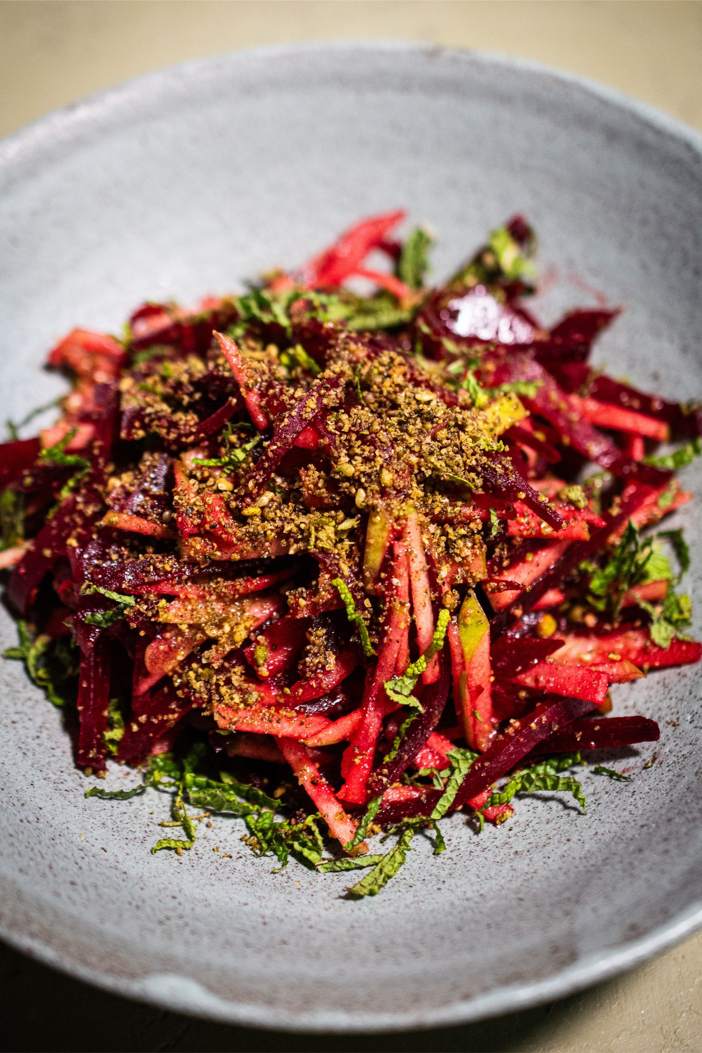 Nahaufnahme Teller mit Salat aus Rote Bete und Apfel - getoppt mit Dukkah Gewürzmischung