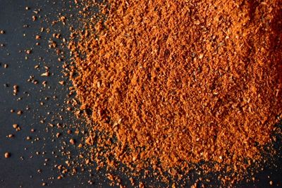 Baharat auf dunklem Untergrund