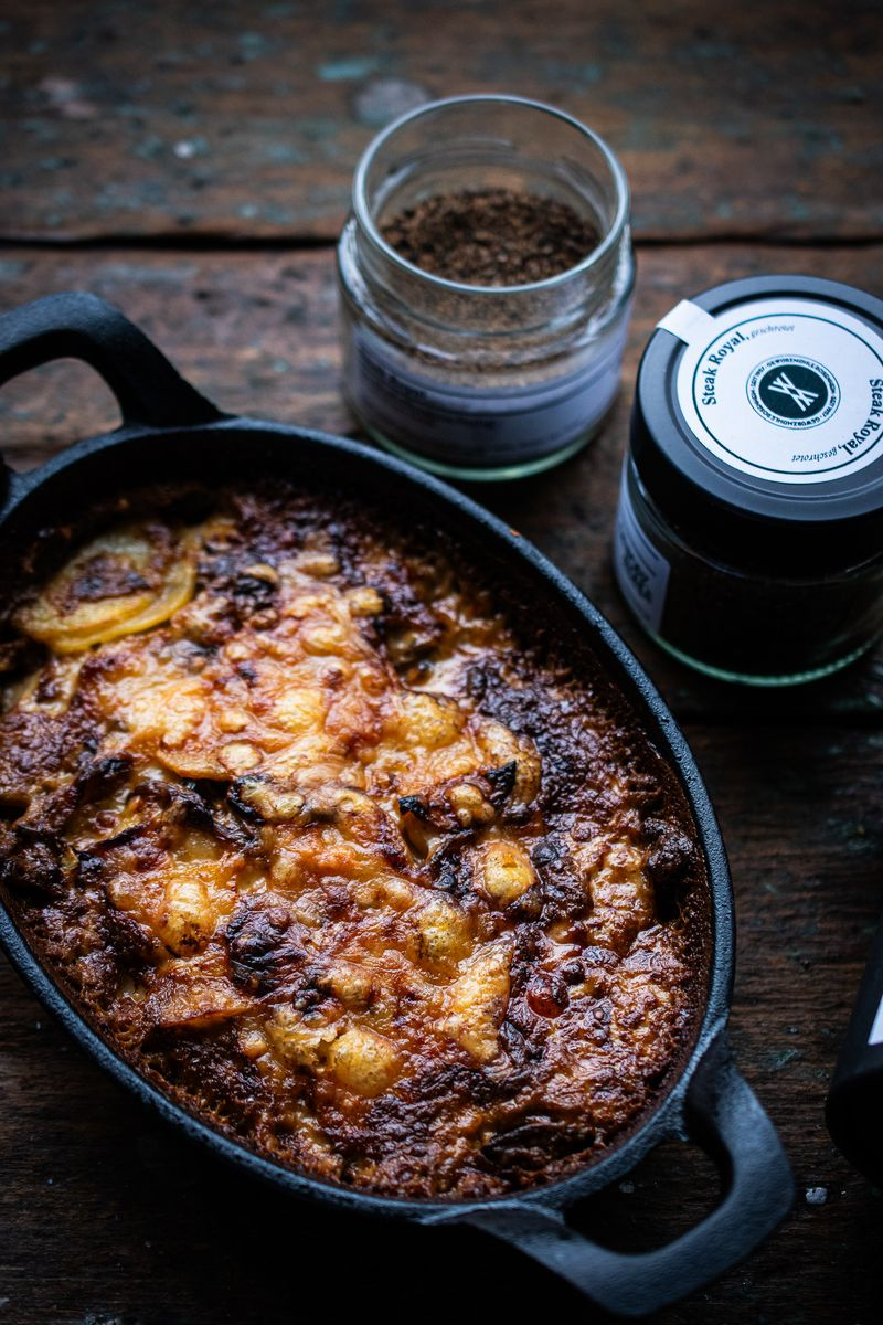 Kartoffelgratin mit Zwiebeln und Comté in gusseiserner Pfanne neben Steak Royal Gewürz von Gewürzmühle Rosenheim