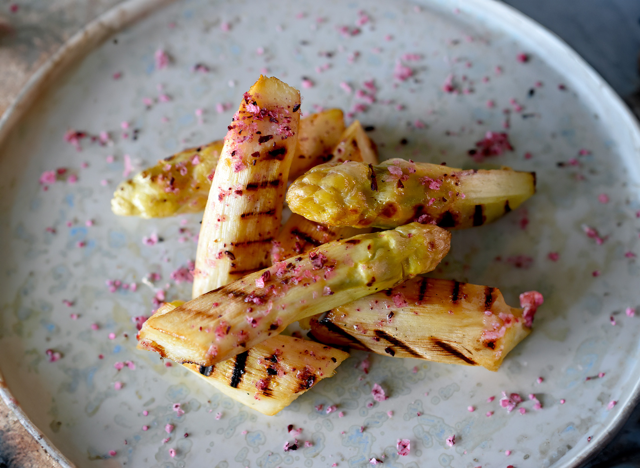 Gebratener Spargel | Hibiskusblütensalz