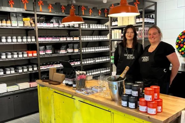 Zwei Mitarbeiterinnen hinter der Theke im Gewürzladen am Elisabethmarkt mit Gewürzregalen im Hintergrund