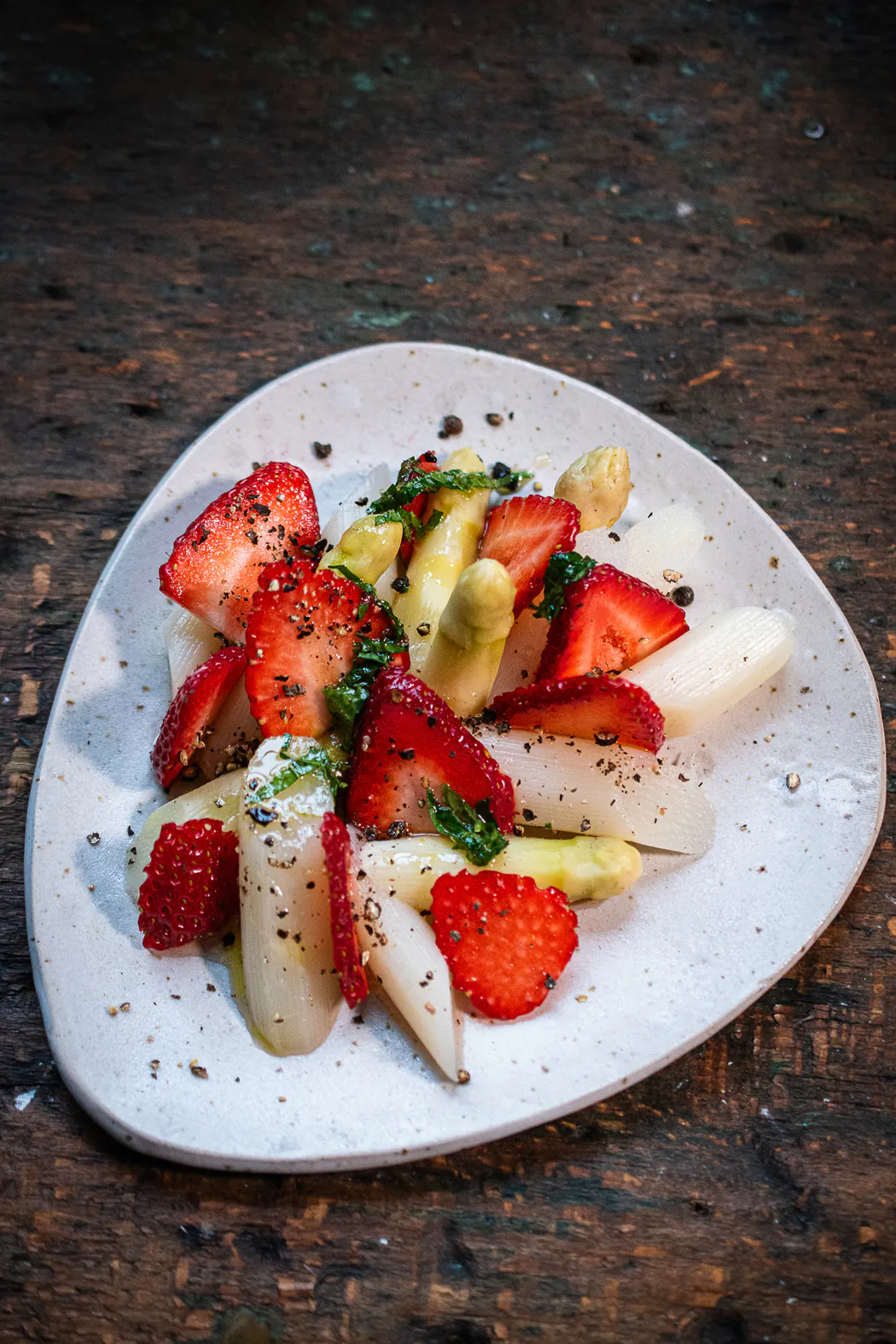 Weißer Spargel | Erdbeeren | Tellicherry Pfeffer