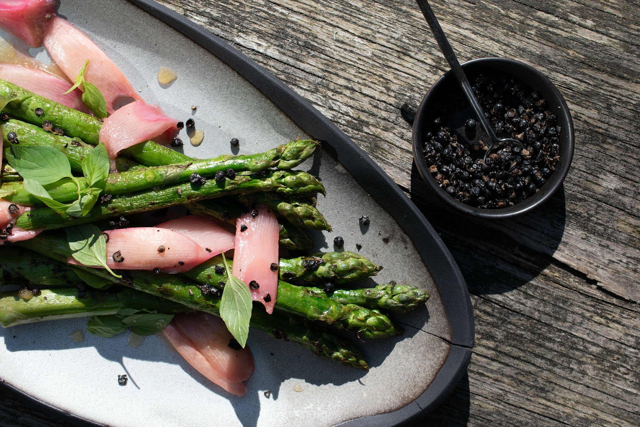 Gegrillter Spargel | Rhabarber | Fermentierter Kampot Pfeffer