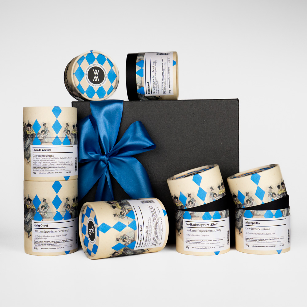 Geschenkbox mit blauer Schleife und verschiedenen Gewürzen im bayerischen Design (6 Gewürzsorten)